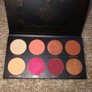 Ace Beautē 8 pan Grandiose Eyeshadow Palette